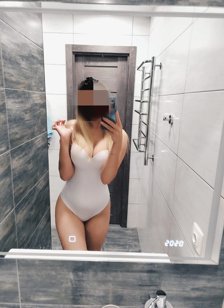 Проститутка Света 19 лет, у метро Купчино  +7(981)758-59-09
