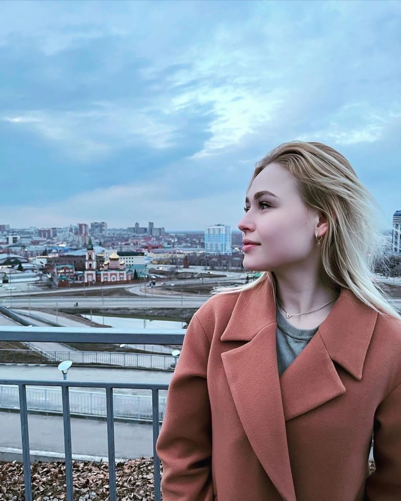 Проститутка Лена 24 года, у метро Купчино  +7(981)037-36-37